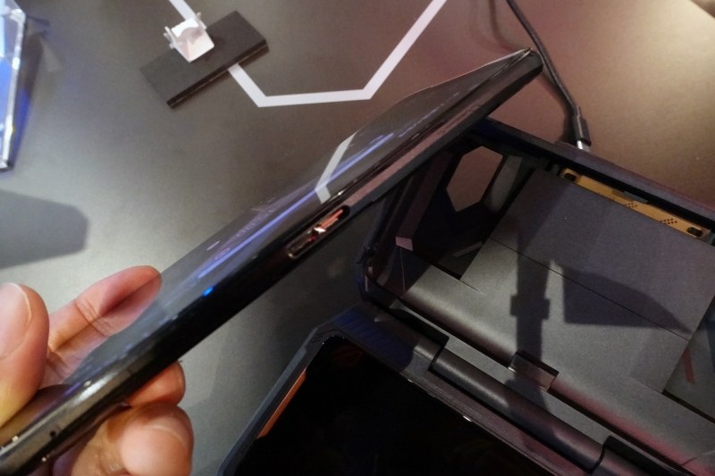 ROG Phoneを取り外したところ