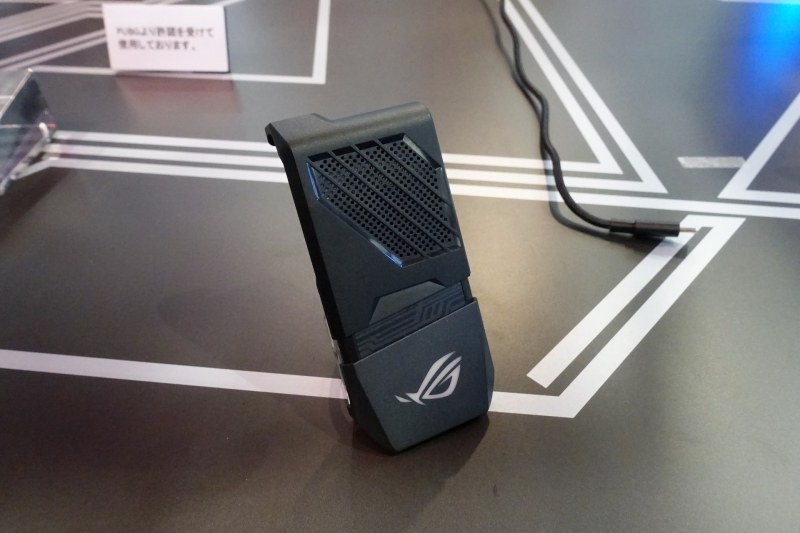 付属のクーラー。吸気ファンを内蔵し、側面から排気する機構