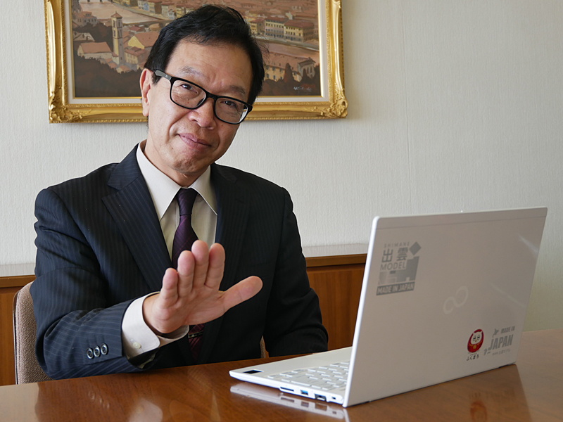 齋藤社長が所有しているのは「LIFEBOOK UH75/B3」に手のひら静脈認証を搭載した特別仕様。認証させるときの様子が、まるでスターウォーズのフォースを使っているようだと海外で受けて、そのしぐさが最近のお気に入りだ