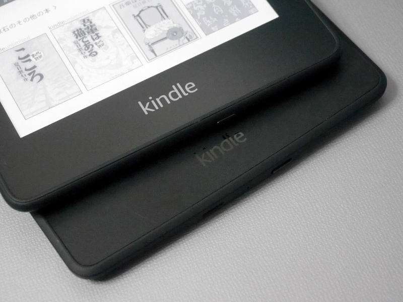 画面下のKindleロゴは印刷方式の違いでやや目立ちやすくなっている。Kindleはモデルチェンジのたびにこうした変化がよく起きる