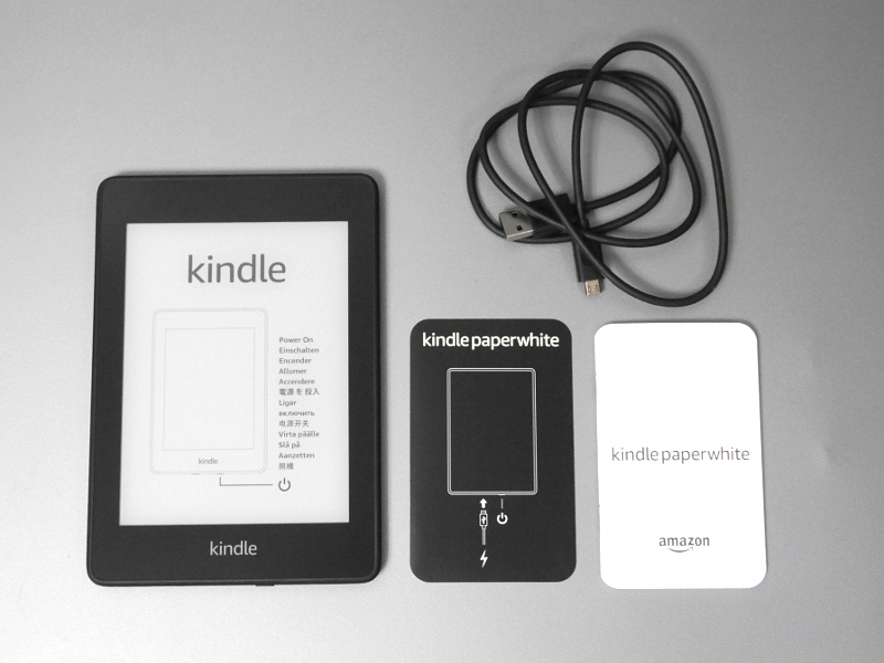 同梱品一覧。白と黒の小冊子に加えてUSBケーブルが添付される。Fireタブレットと違いAC変換アダプタは同梱されないのは従来と同じ