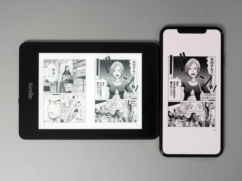 iPhone XS Max(右)との比較。ページサイズはほぼ同一なので、見開きで表示できる本製品のほうがコミックを読むには向いている。解像度はギリギリ合格点と言ったところ