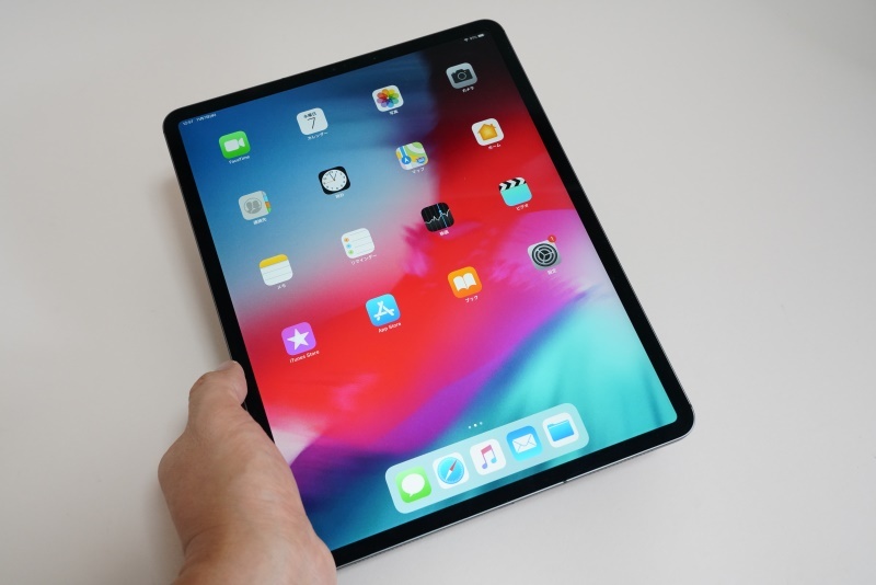 12.9インチiPad Proのベゼル幅は約8.5mm前後。一見、ベゼル幅が狭すぎて誤作動が多くなるように思えるが、ディスプレイ外周部は意図せずふれても反応しないように「鈍感に」チューニングされている