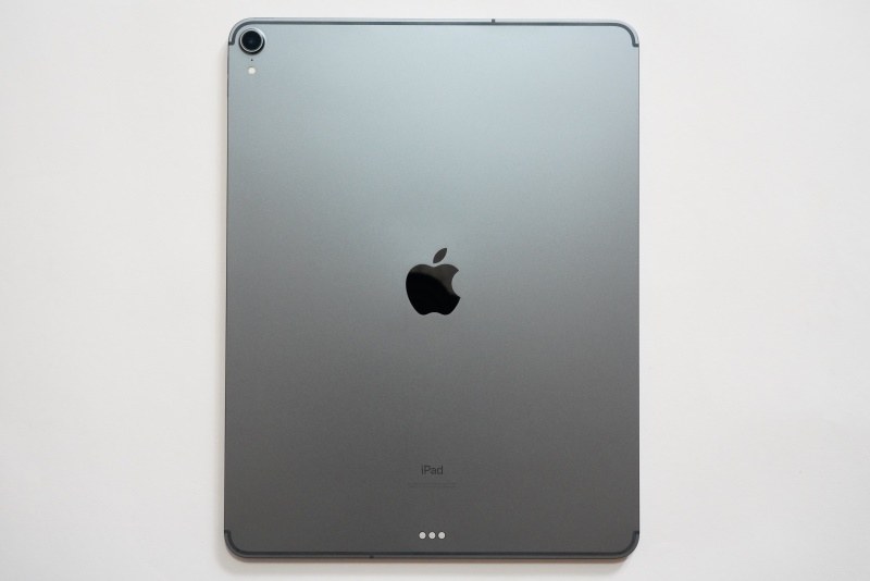 本体背面。左上には1200万画素背面カメラ、マイク、クアッドLED True Toneフラッシュが、下側にはSmart Connectorが配置されている