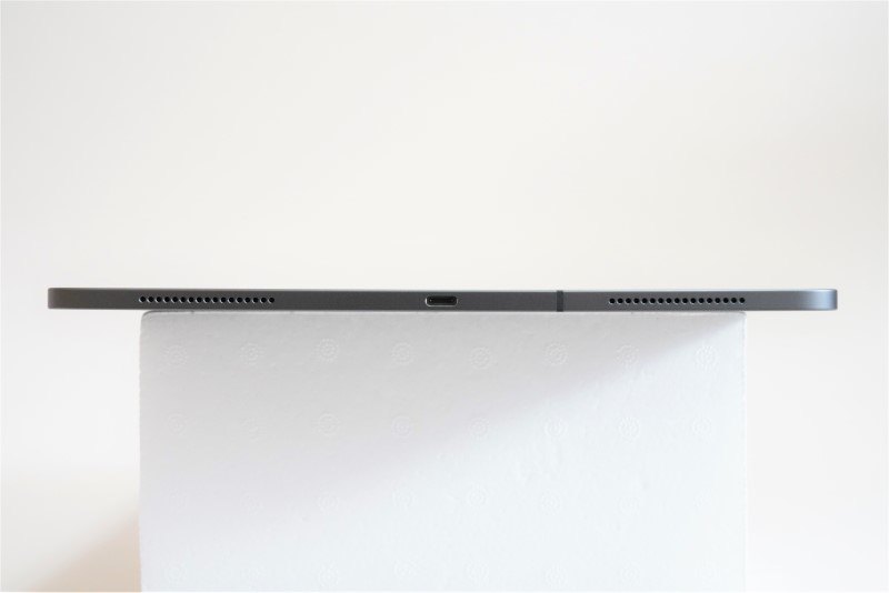 本体下部。左からスピーカー、USB-C端子、スピーカーが用意されている