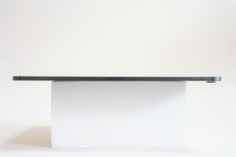 本体右側面。左からNano SIMトレイ、磁気コネクタ、ボリュームボタンが配されている