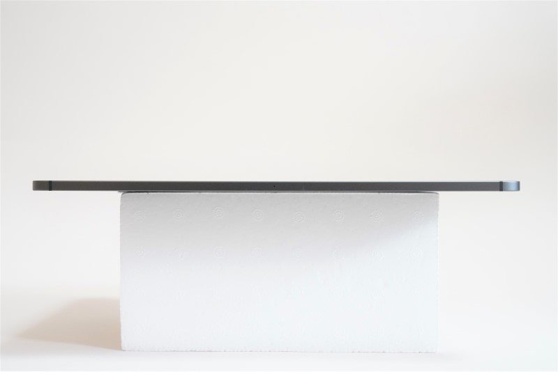 本体左側面。中央にマイクを設置。マイクは全部で5つ、スピーカーは全部で4つ搭載されている