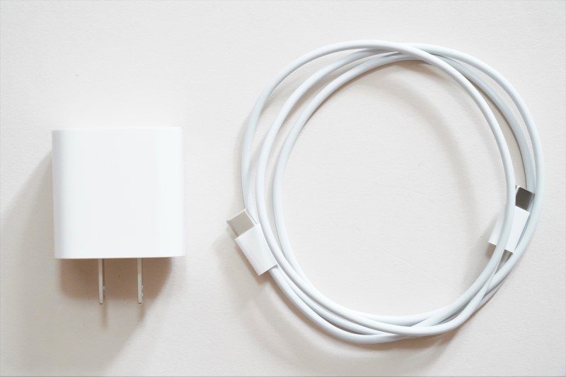 18W USB-C電源アダプタとUSB-C充電ケーブル(1m)。18W USB-C電源アダプタは、入力100-240V～0.5A、出力5V/3A、9V/2A、容量18W