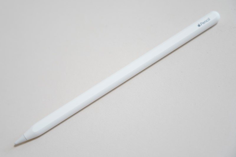 Apple Pencil。側面に平面が設けられ、転がりにくくなっている。またペン全体が滑りにくいようにマット仕上げに変更された