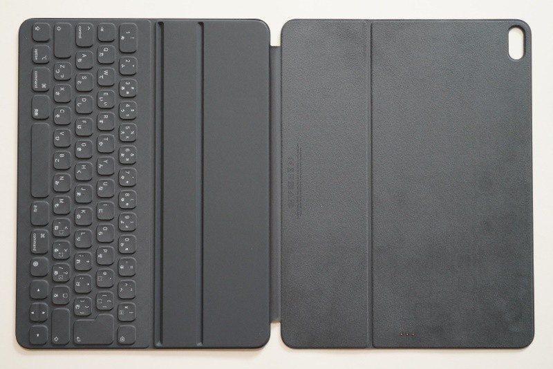 Smart Keyboard Folio。背面全体をカバーする構造となっている