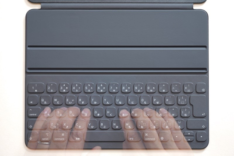 キーストロークは非常に浅いが打鍵感はしっかりとある。またキーピッチはフルサイズ相当の19mmが確保されているので慣れれば高速にタイピングできる。ただしキーボードのできがよいだけに、iOS 12のIMEにカスタマイズの余地がほとんどないのが惜しい