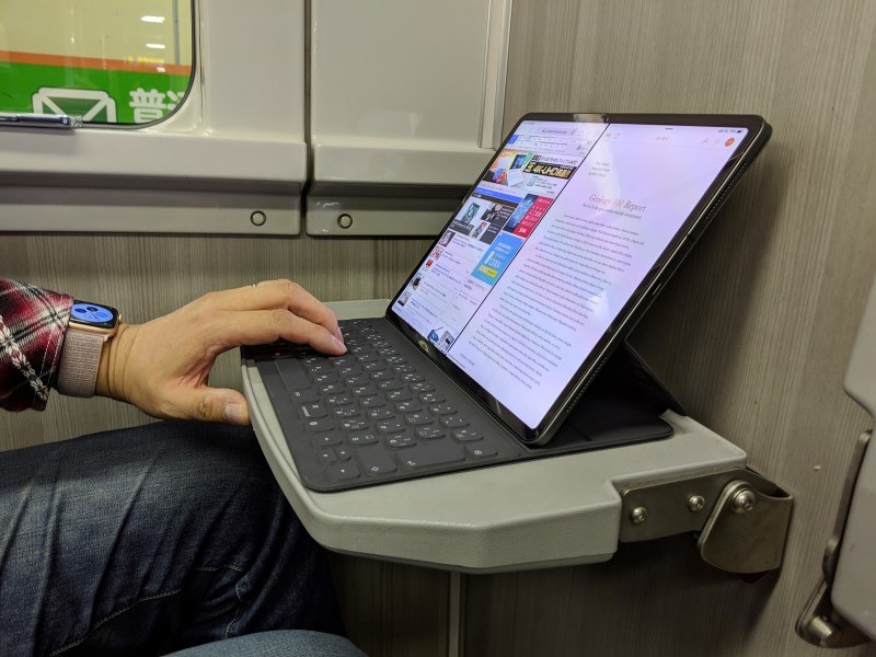 一般的なクラムシェル型ノートPCや2 in 1 PCはヒンジ部からディスプレイが倒れるので奥行きを多く必要とする。Smart Keyboard Folioは中央付近でiPad Proの下部を支えるので奥行きが浅く、電車や飛行機内のせまいテーブルでも置きやすい