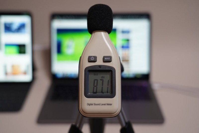 13インチMacBook Pro(2018)で、YouTubeで公開されている「前前前世(movie ver.) RADWIMPS MV」を最大ボリュームで再生したさいの音圧レベルは最大87.1dBA(50cmの距離で測定)