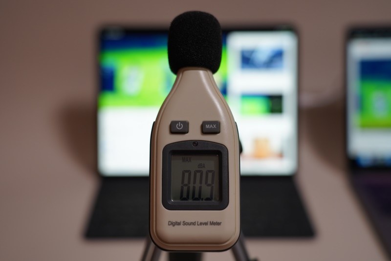 iPad Proで同じ音源を最大ボリュームで再生したさいの音圧レベルは最大80.9dBA(50cmの距離で測定)。5.9ｍｍの薄型筐体に内蔵されているツイーターとウーファーが最大ボリュームでほとんど破綻しないのは特筆に値する