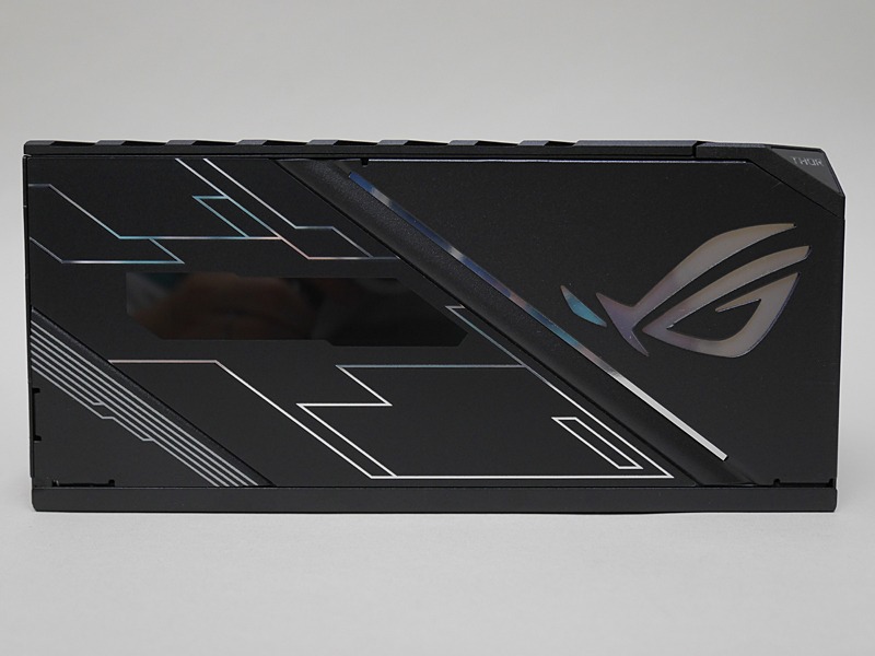 本体側面にOLEDディスプレイを搭載