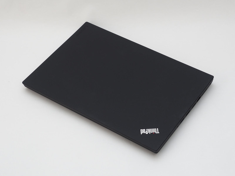 液晶天板はマットブラックですべりにくい。フラットで今どきとしてはやや角ばったデザインも硬派なビジネス向きイメージ