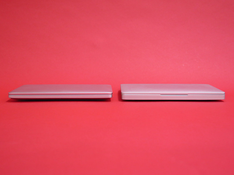 手前のノッチが廃止され、薄く見えるようになった