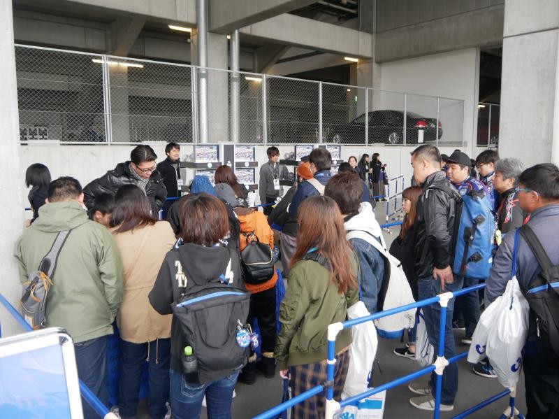 次世代カプセルマシンは人気で毎回多くの列ができていた