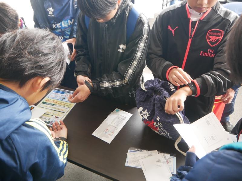 配布されたリストバンドにICカードを装着する来場者