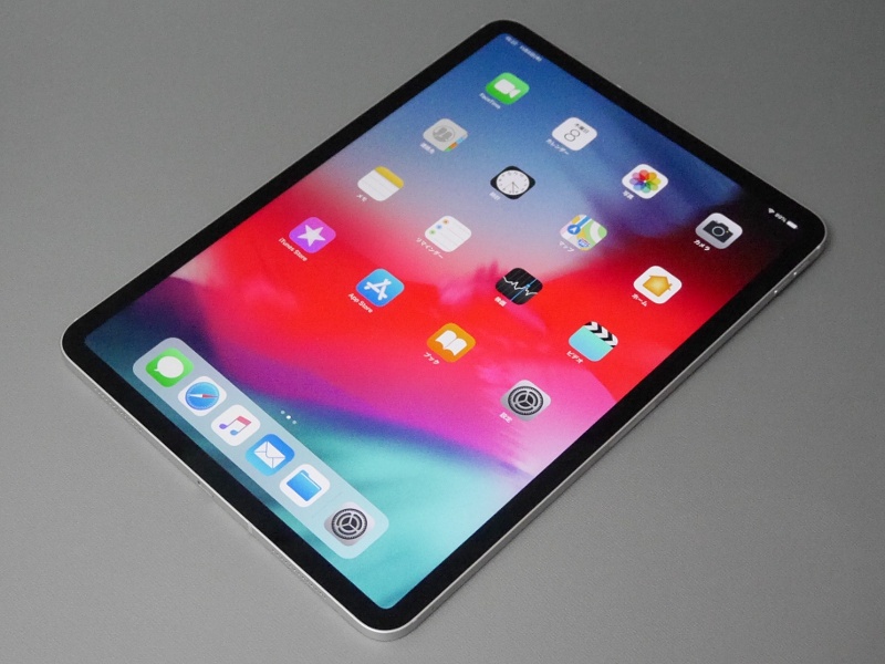 縦向きに表示した状態。ホームボタンが廃止され上下左右のベゼル幅が均一なデザインとなった