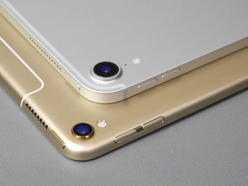 カメラ部の比較。本製品(上)は径が大きくなっている