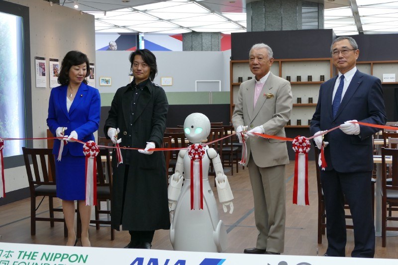 テープカットの様子