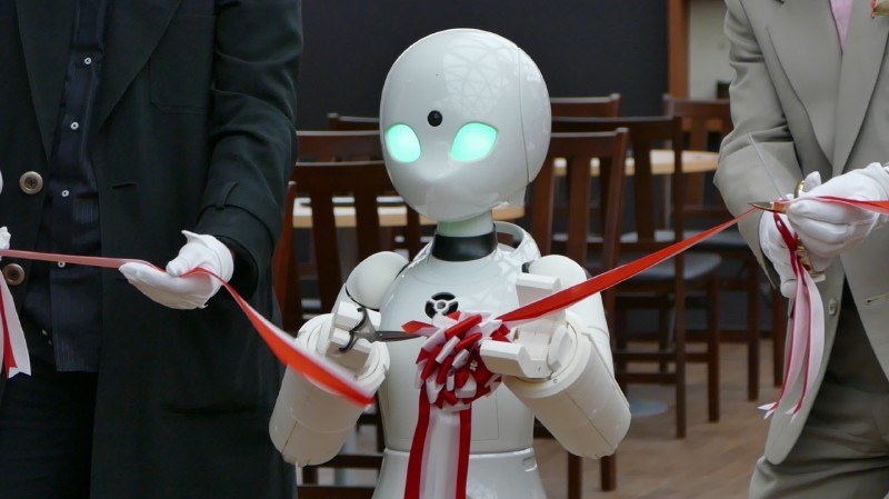 「OriHime-D」のパイロットはオリィ研究所秘書で自己貪食空胞性ミオパチー患者の村田望氏がつとめた