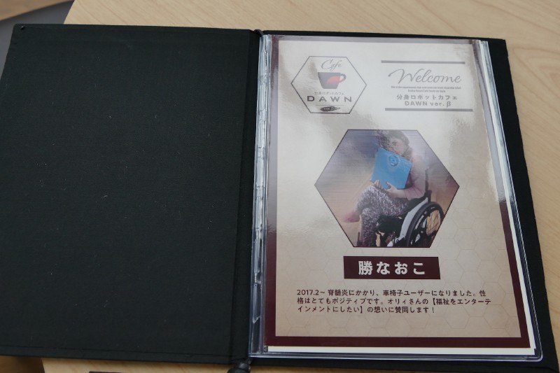 メニューと壁には接客するパイロットのプロフィールも紹介されている