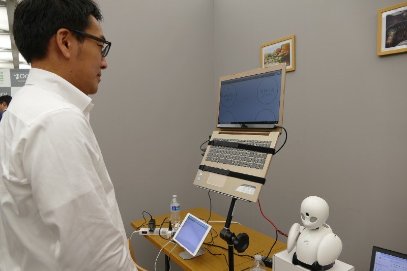 視線入力装置「OriHime eye」体験コーナー