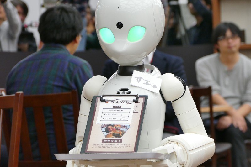 ロボットには操作するパイロット名の名札がつけられている