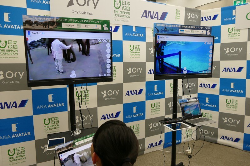 「OriHime」体験コーナー。沖縄の美ら海水族館と大分サファリパークに設置されたOriHimeを遠隔操作できる