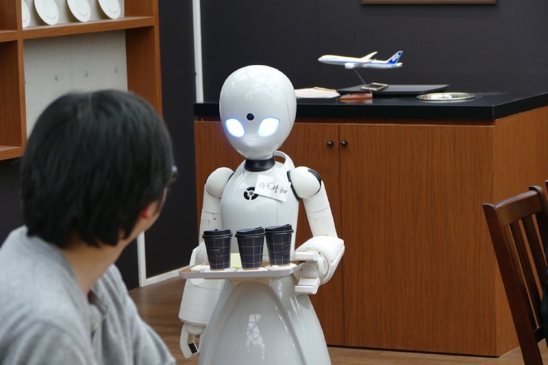 胴体部に固定されたトレイにコーヒーを載せてやってくる