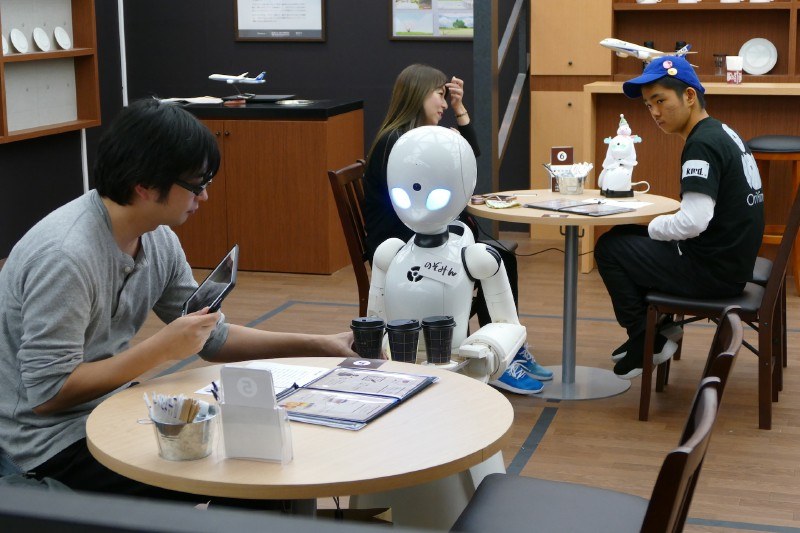 コーヒーは人が取る