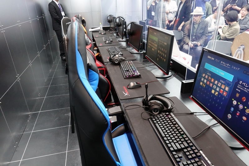 対戦席。ディスプレイはAOC