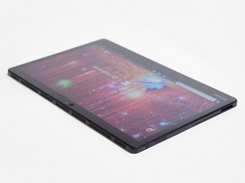 左側面に電源ボタン、音量±ボタン、下のスリットはLスピーカー。上側面はなにもない