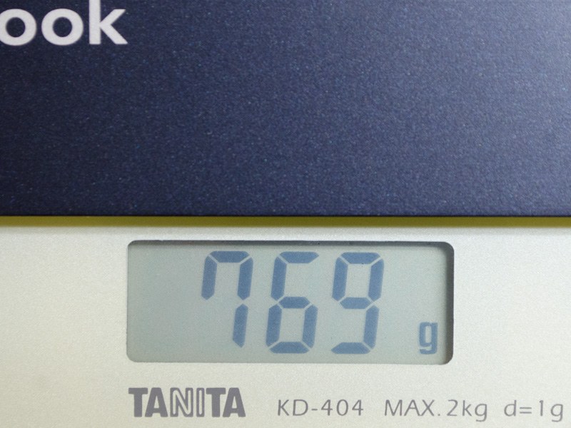 本体の重量は実測で769g