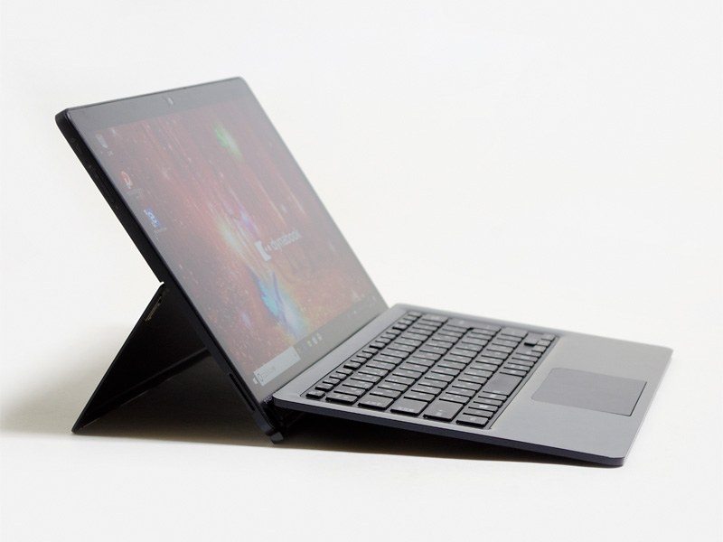 軽量重視のキーボード。本体下のフチにキーボード側が吸着。Surfaceと同じ構造になっている