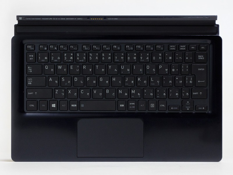 キーボード上部に本体とのコネクタがある。物理的な固定方法は磁石