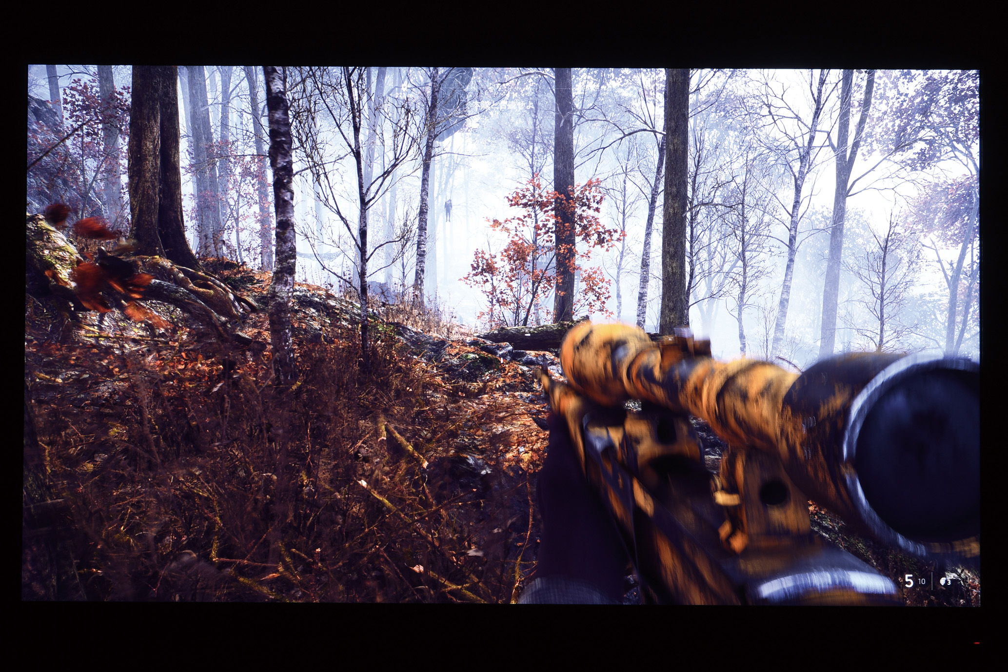 ゲームは大作系を中心にHDR対応が着々と進んでいる。一見、単に明るくなるだけのタイトルもあるが、フォトリアル系のゲームほど、恩恵は大きく、ダイナミックな表現を得られる。画像は注目の「バトルフィールドV」。<BR>(c) 2018 Electronic Arts Inc.