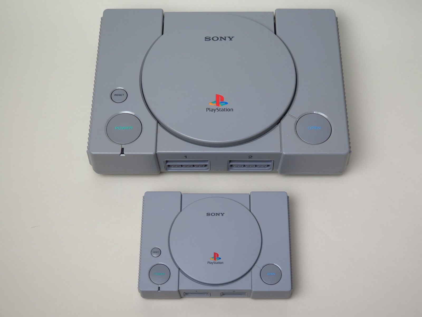 プレイステーション(SCPH-5500、上)との比較