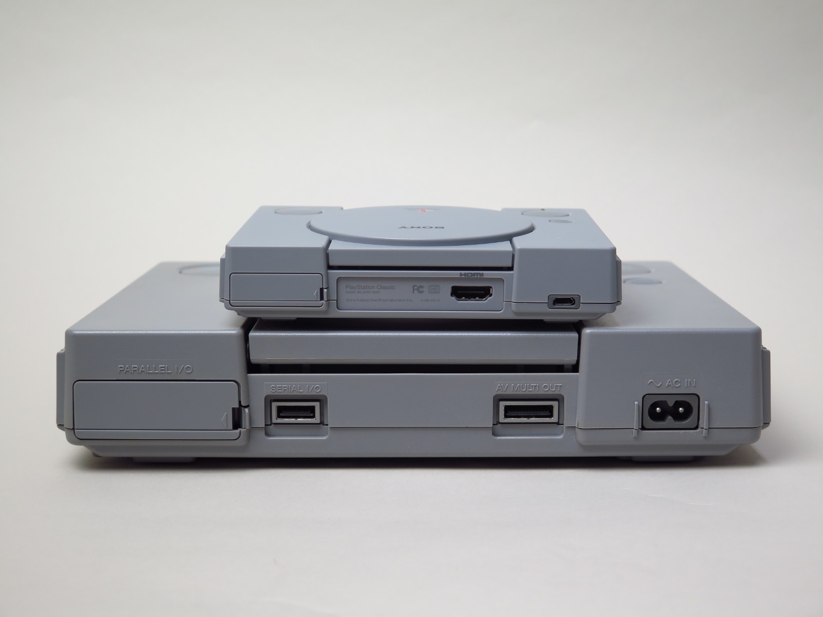 SCPH-5500ではRCA端子が省かれているのでかなり似ている