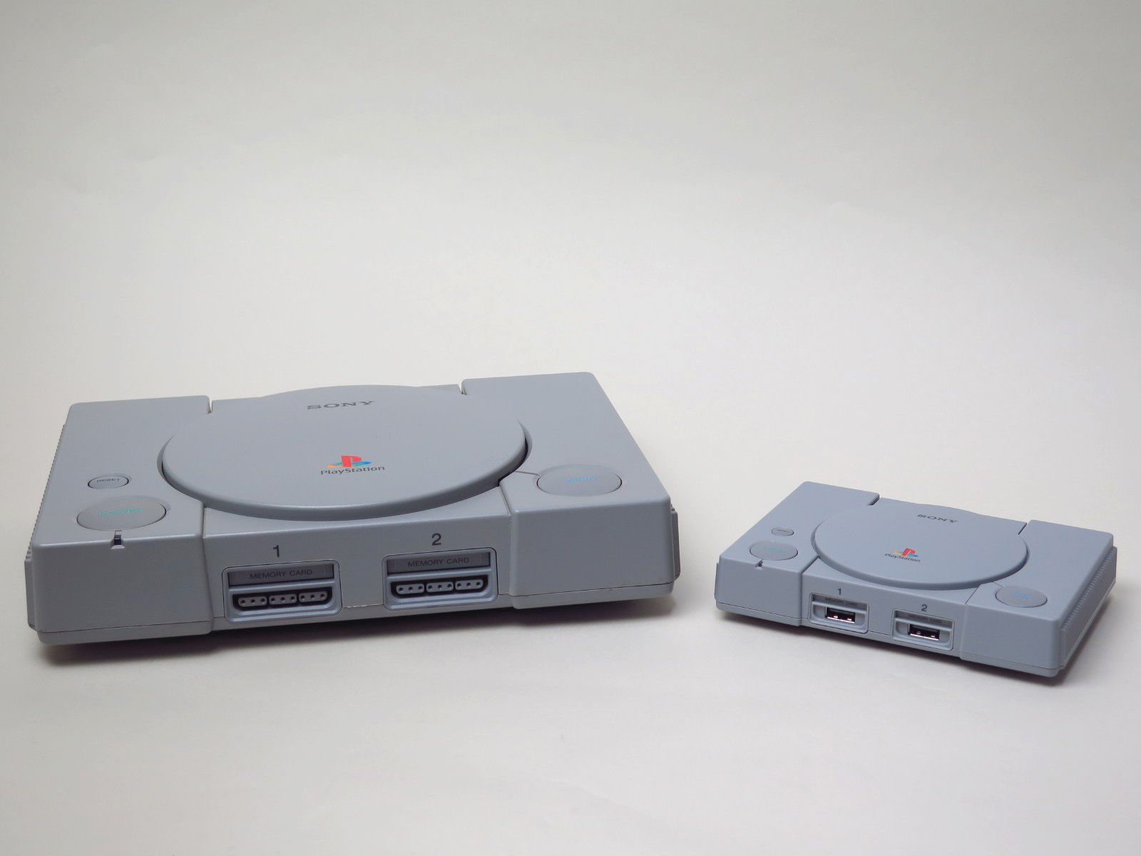 初代プレイステーション(左)とプレイステーション クラシック(右)