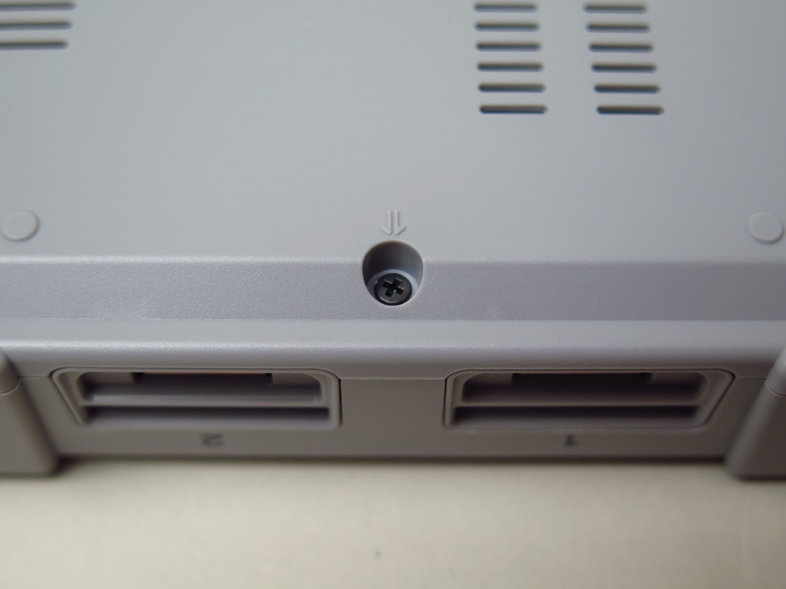 本体底面は普通のプラスネジで止められている