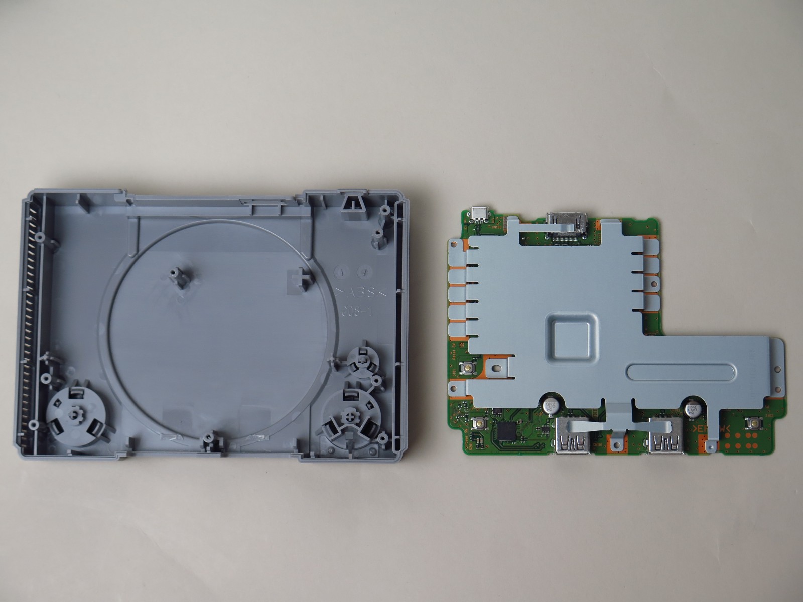 ネジ4本外せば基板が取り外し可能