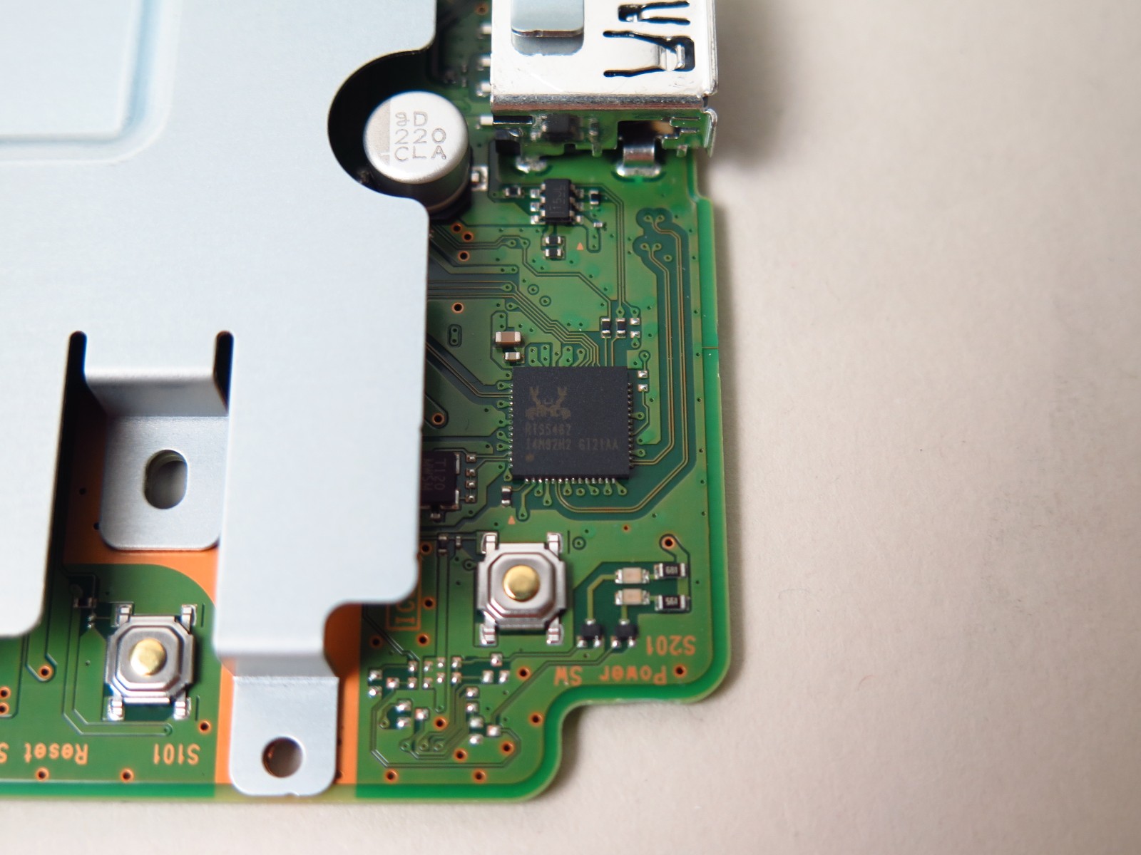 Realtekの「RTS5482」はUSB関連のコントローラと思われるが、詳細は不明