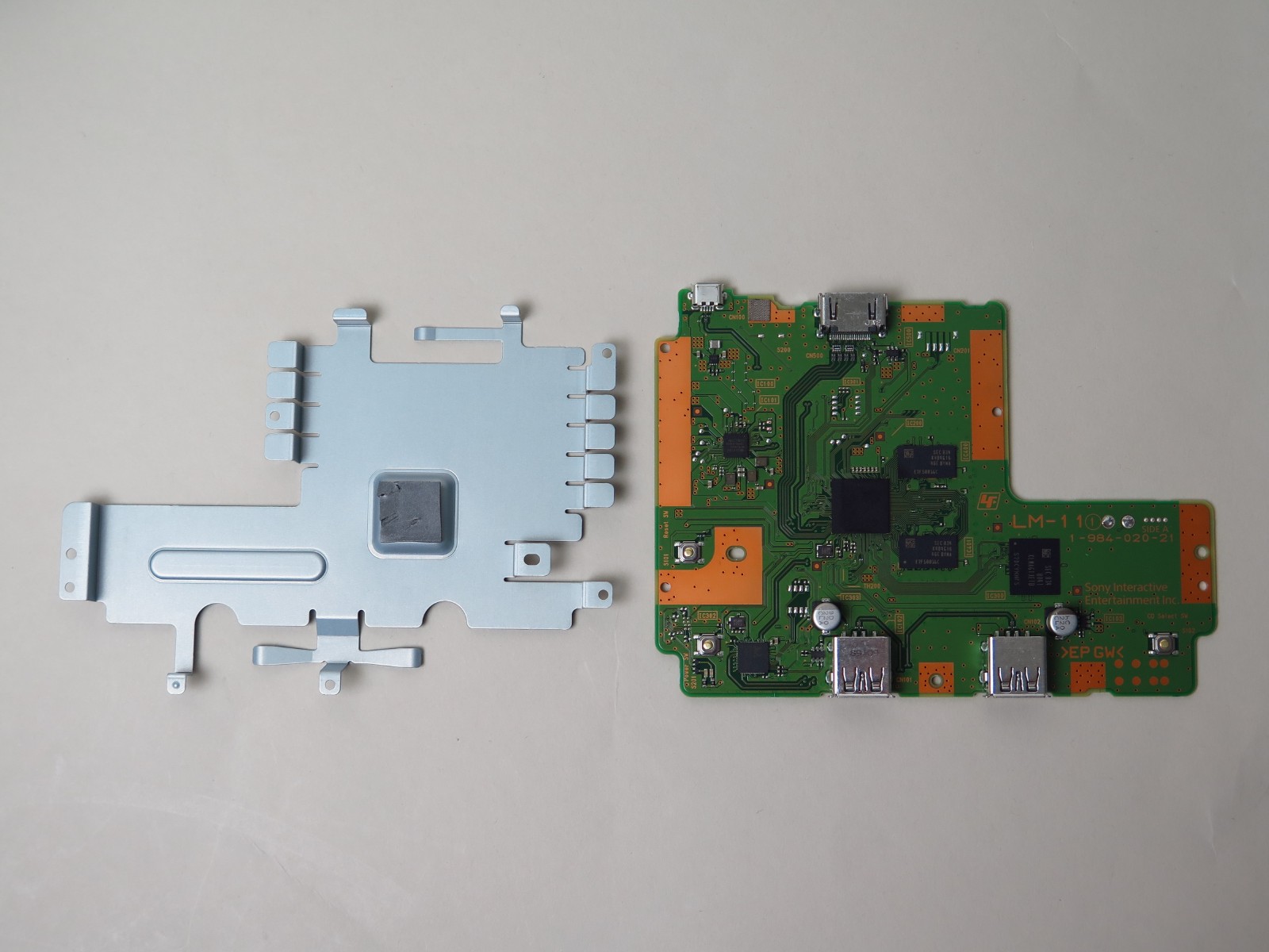 金属板が熱伝導シートでCPUと接合されており、放熱を担当していると思われる