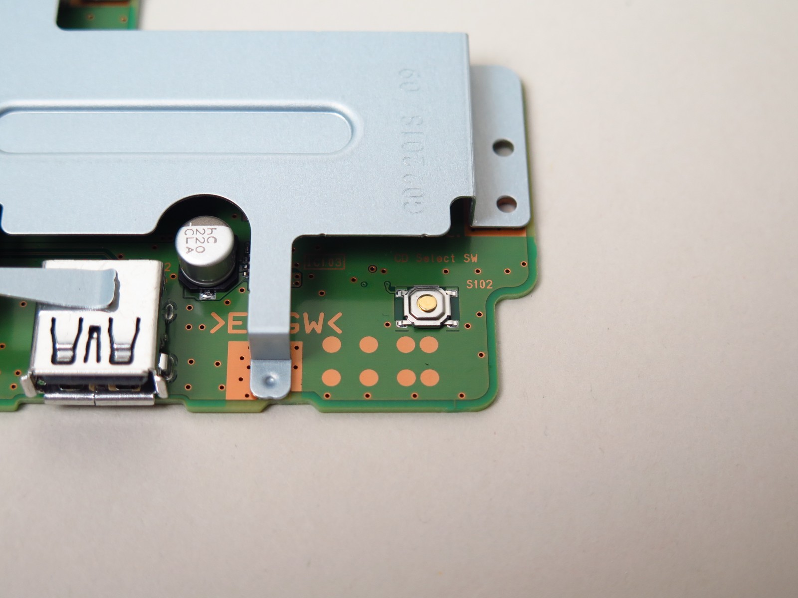 ボタンスイッチ類は基板直付けだ