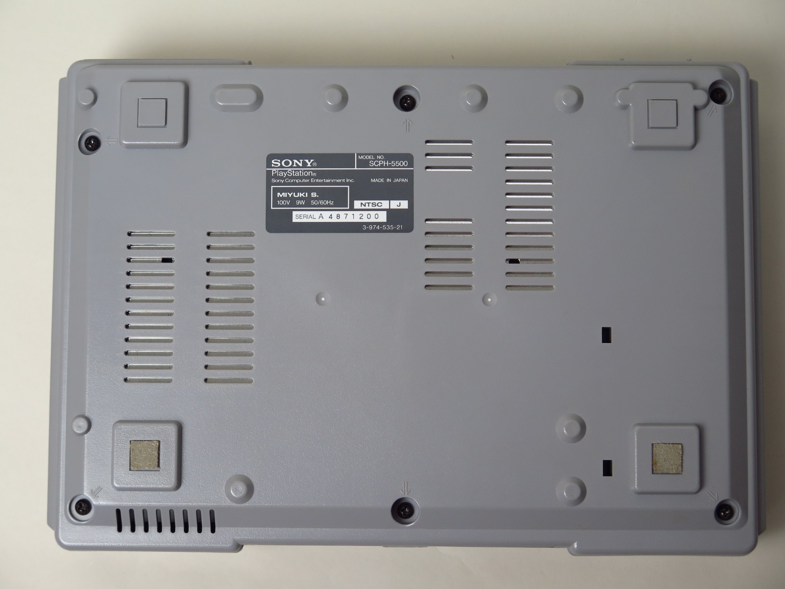 こちらも本体底面から分解する