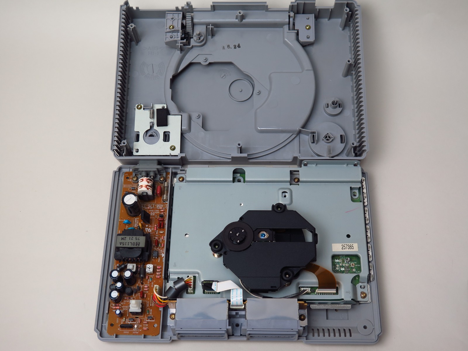 ネジを6本外せば容易に内部にアクセスできる