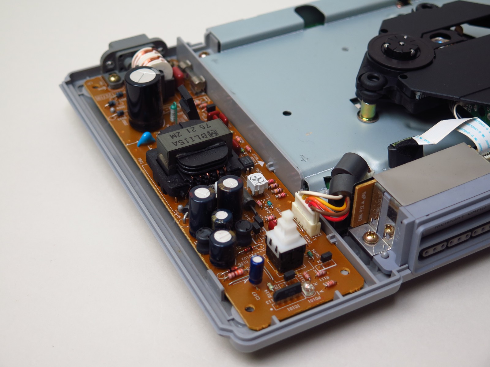 電源内蔵のため、それによっても内部スペースが占められている